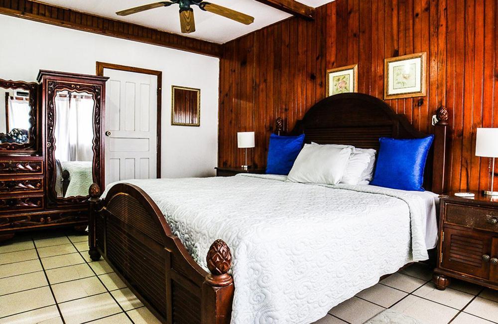 Fosters West Bay Resort Luaran gambar
