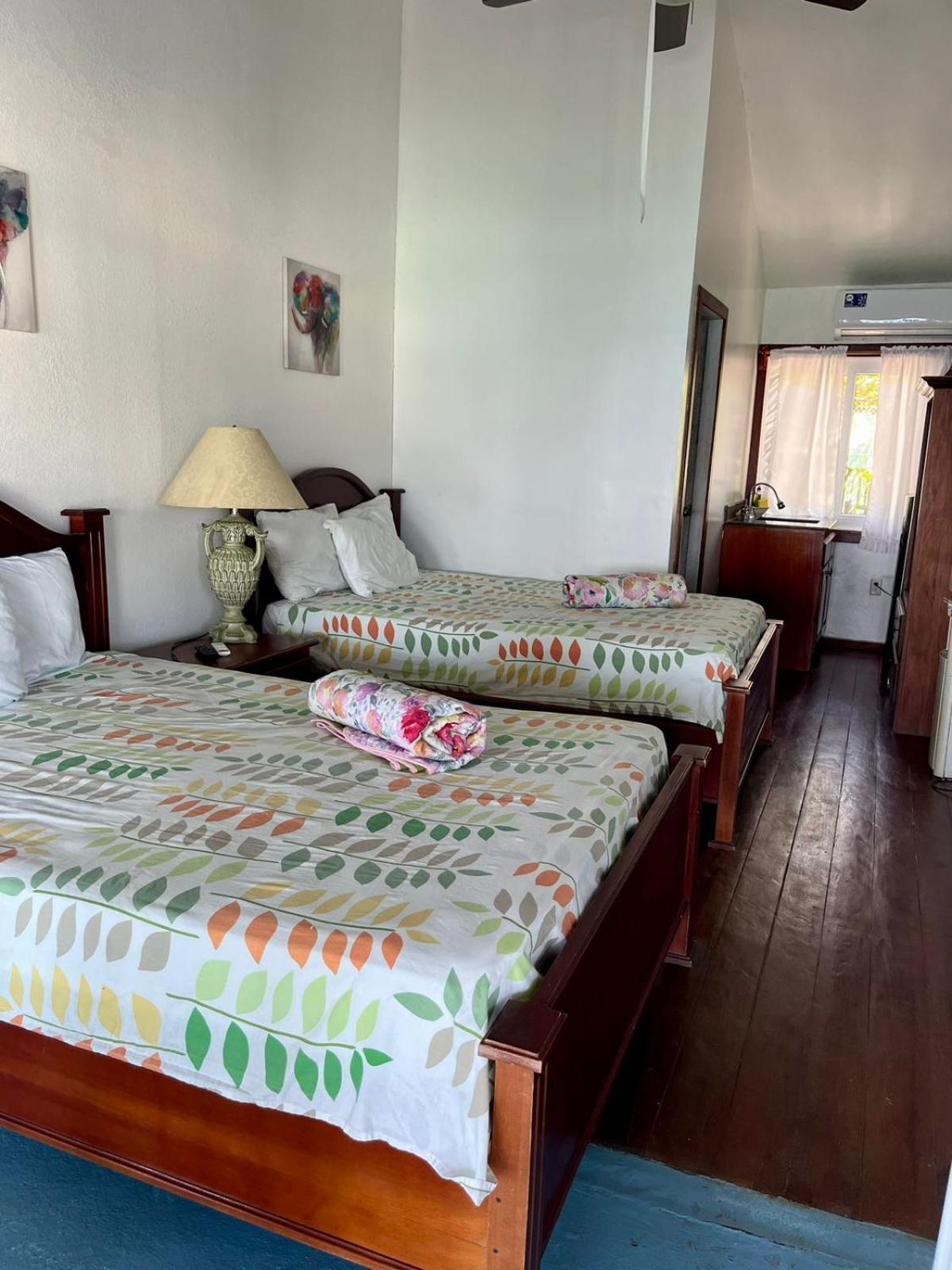 Fosters West Bay Resort Luaran gambar